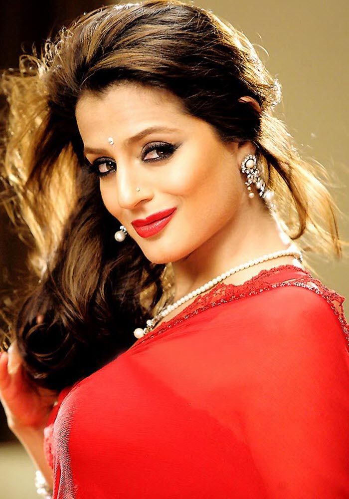 700px x 1000px - Ameesha Patel: Most Attractive Actress - Wiki Bio, Wallpaper and Video